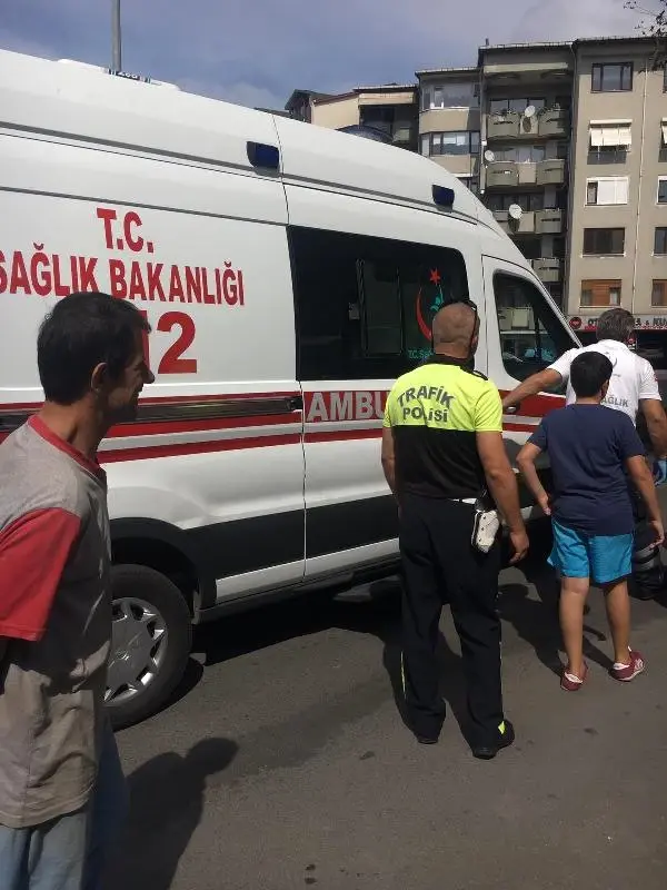 Ambulansa Bindirilmek İstenen Yaralı Çocuk: Ne Olur, Annemi Bekleyelim