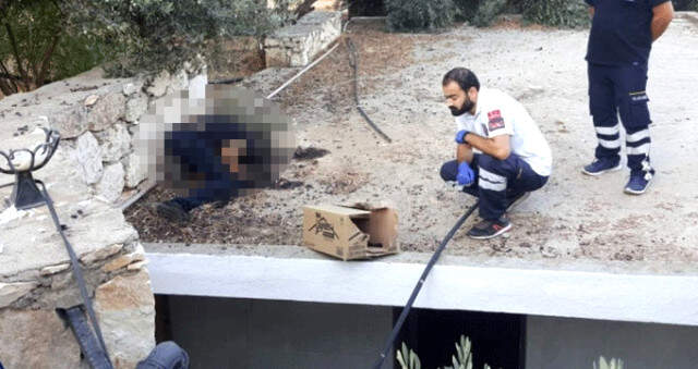 Antalya'da Tuvaletin Çatısında Elleri ve Yüzü Yanmış Ceset Bulundu Antalya'da Tuvaletin Çatısında Elleri ve Yüzü Yanmış Ceset Bulundu