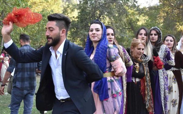 Şırnak'ta Yapılan Aşiret Düğününde Halay ile Türkiye Haritası Oluşturuldu