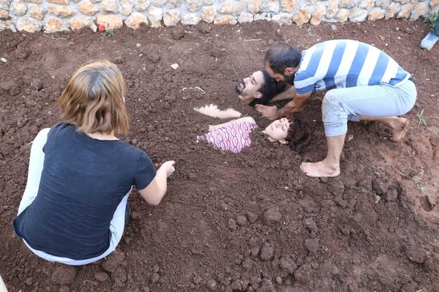 Sanatçılar, Doğum ve Ölüm Temalı Çalışma İçin Toprağa Gömüldüler
