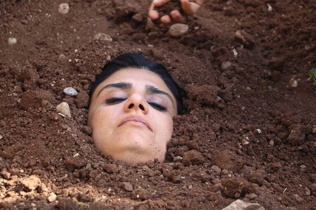 Sanatçılar, Doğum ve Ölüm Temalı Çalışma İçin Toprağa Gömüldüler