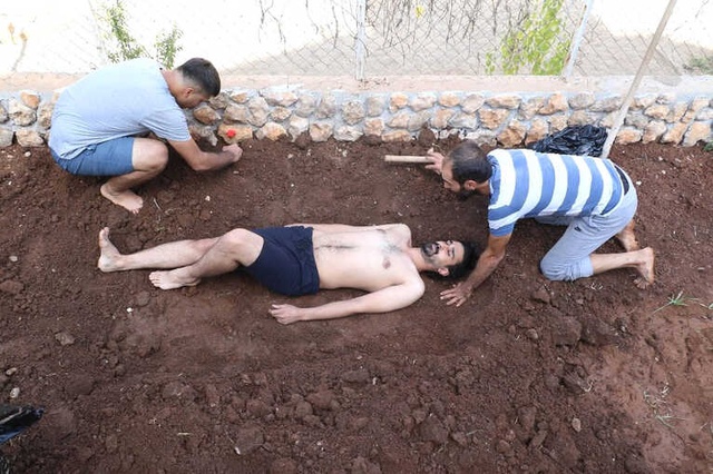 Sanatçılar, Doğum ve Ölüm Temalı Çalışma İçin Toprağa Gömüldüler