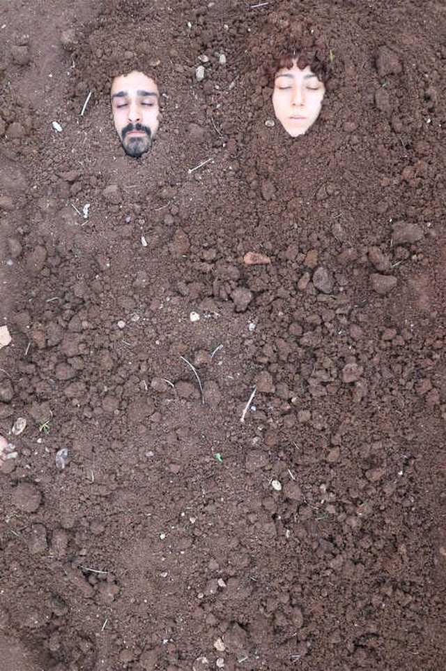 Sanatçılar, Doğum ve Ölüm Temalı Çalışma İçin Toprağa Gömüldüler