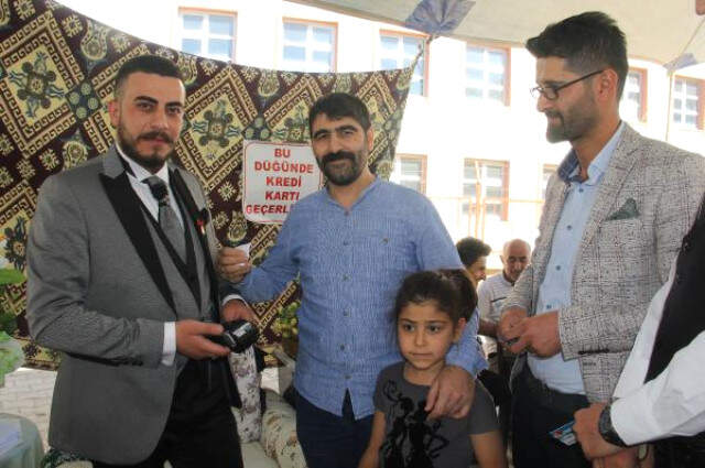 Düğünde Takı İçin Pos Cihazı Kullandılar Hakkari'de Bir Düğünde, Takı Takacak Davetlilere Kolaylık Olması İçin POS Cihazı Kullanıldı