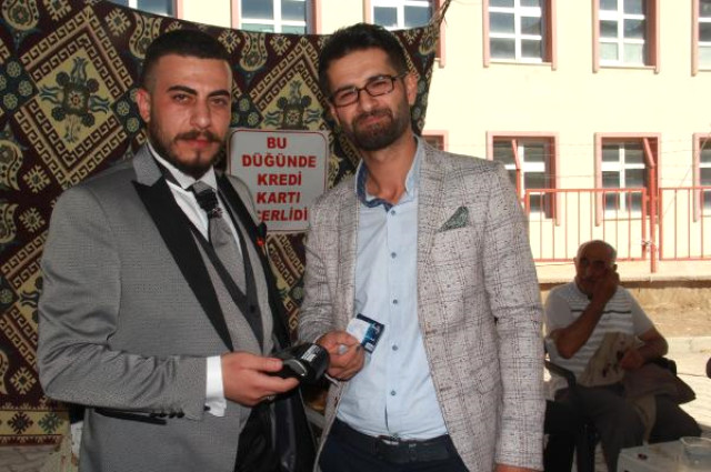 Hakkari'de Bir Düğünde, Takı Takacak Davetlilere Kolaylık Olması İçin POS Cihazı Kullanıldı