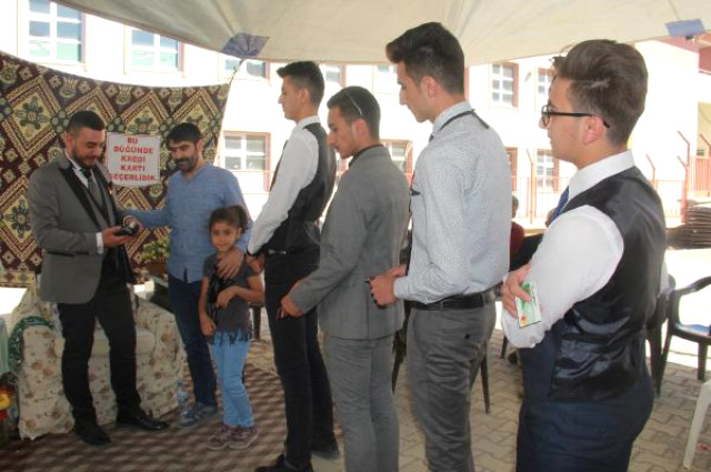 Hakkari'de Bir Düğünde, Takı Takacak Davetlilere Kolaylık Olması İçin POS Cihazı Kullanıldı