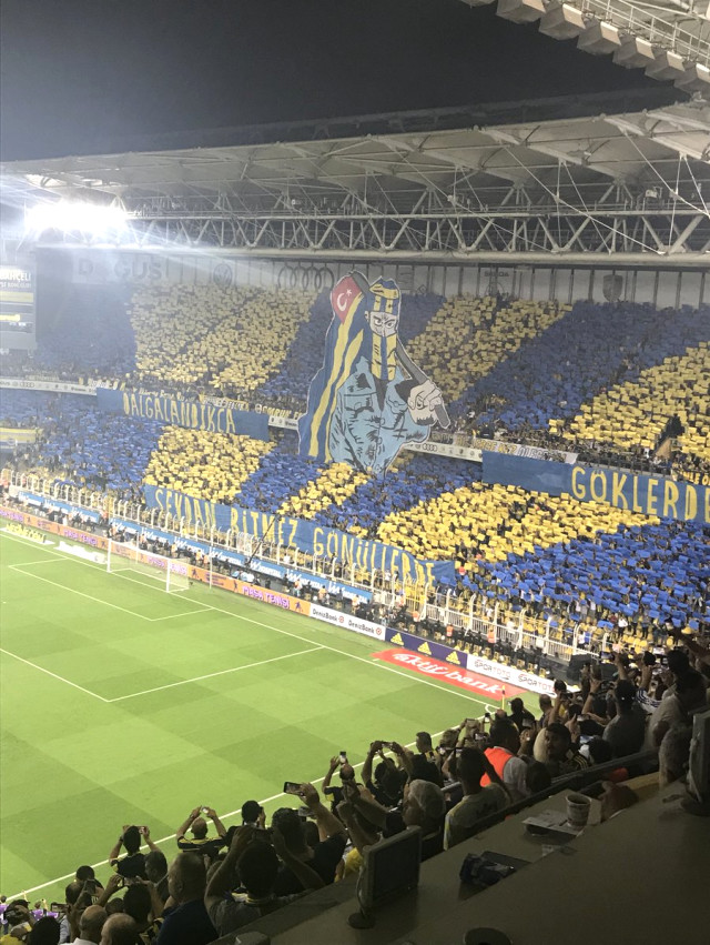 Fenerbahçeli Taraftarlar, Derbi Maçta Koreografi Şov Yaptı