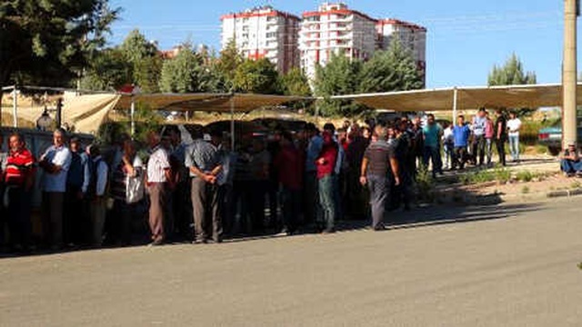 345 Kişilik 'Geçici İş' İçin Vatandaşlar Uzun Kuyruklar Oluşturdu