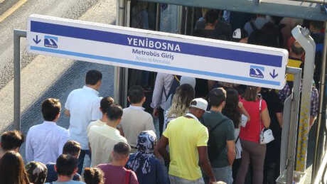 Yenibosna'daki Metrobüs Kuyruğu Sabah Saatlerinde İşe Gitmek İsteyen Vatandaşlar için Çileye Döndü