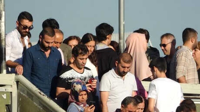 Yenibosna'daki Metrobüs Kuyruğu Sabah Saatlerinde İşe Gitmek İsteyen Vatandaşlar için Çileye Döndü