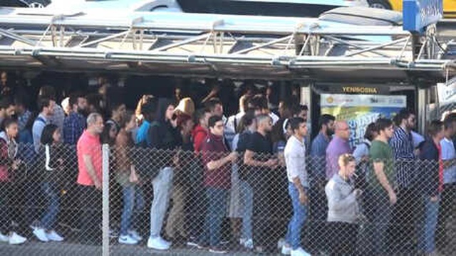 Yenibosna'daki Metrobüs Kuyruğu Sabah Saatlerinde İşe Gitmek İsteyen Vatandaşlar için Çileye Döndü