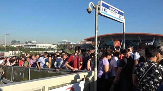 Yenibosna'daki Metrobüs Kuyruğu Sabah Saatlerinde İşe Gitmek İsteyen Vatandaşlar için Çileye Döndü