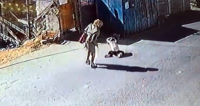 Çocuğunu Sokak Ortasında Döven Annenin Evinin Görüntüleri Tüyler Ürpertti