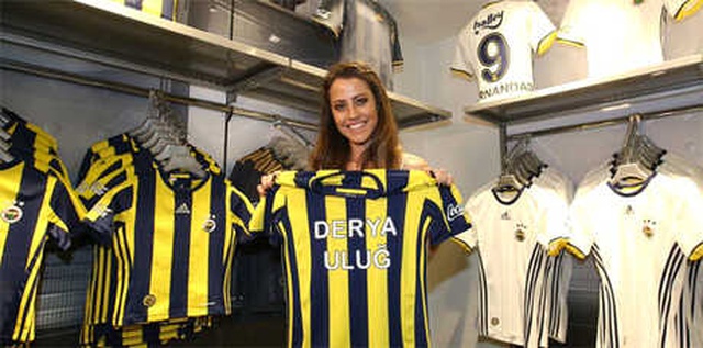 Şarkıcı Derya Uluğ, Maçı Kazanamayan Fenerbahçe'ye İsyan Etti