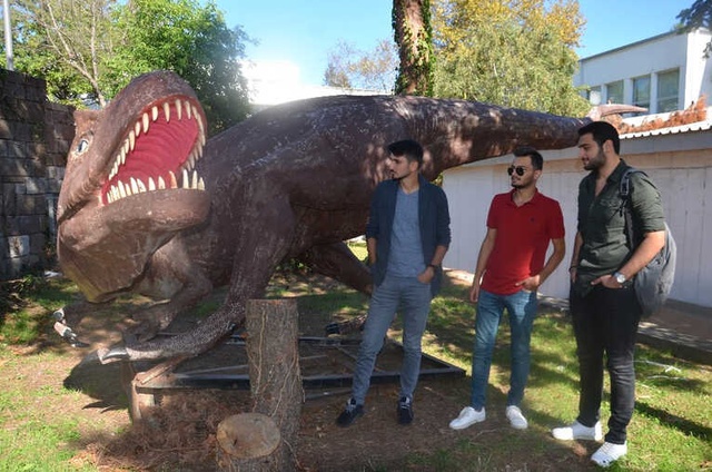 Melih Gökçek'in Ankapark için Aldığı Dinozorlar Trabzon'a Göç Etti