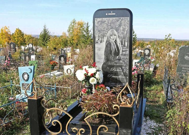 IPhone'u Çok Seven Genç Kıza, IPhone Şeklinde Mezar Taşı