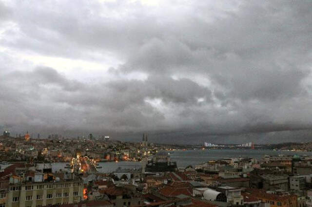 İstanbul'u Kestane Karası Fırtınası Vurdu! Ağaçlar Devrildi, Yollar Kapandı İstanbul'u Kestane Karası Fırtınası Vurdu! Ağaçlar Devrildi, Yollar Kapandı