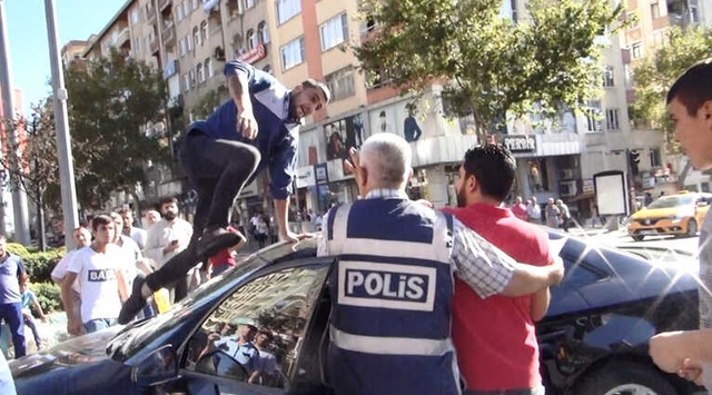 Kaza Yapan Alkollü Sürücüye Uçan Tekmeli Saldırı