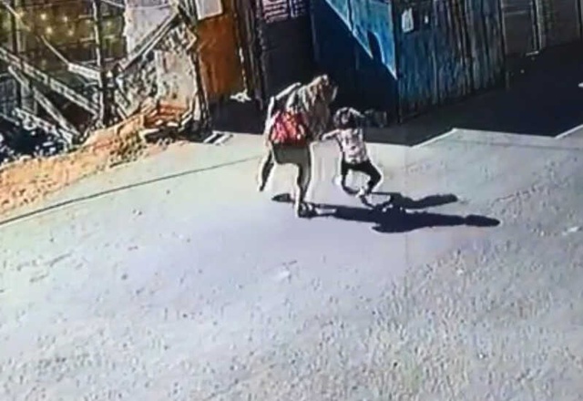  <a class='keyword-sd' href='/istanbul/' title='İstanbul'>İstanbul</a>'da, Küçük Kızını Sokak Ortasında Döven Cani Anne Mahalleyi Ayağa Kaldırdı