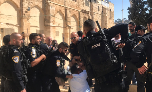 İsrail Polisi Korumasında 420 Fanatik Yahudi, Mescid-i Aksa'ya Baskın Düzenledi