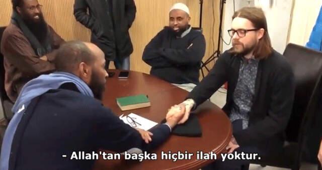 Norveç'te Yaşayan Ateist Adam, Müslüman Olduktan Sonra Gözyaşlarını Tutamadı