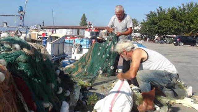 Palamut İçin Denize Açılan Balıkçının 4,5 Kilometrelik Ağına Naylon Poşet Takıldı