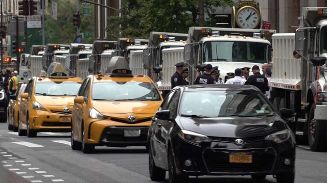 Trump'a New York'ta Kum Yüklü Kamyonlarla Koruma