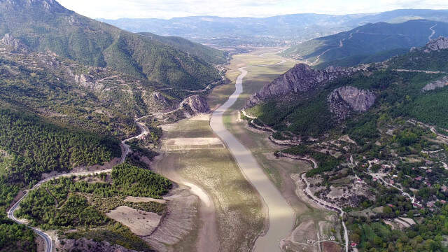 Türkiye'nin En Büyük 5. Barajında Su Seviyesi Düşünce Kuraklık Ortaya Çıktı Türkiye'nin En Büyük 5. Barajında Su Seviyesi Düşünce Kuraklık Ortaya Çıktı