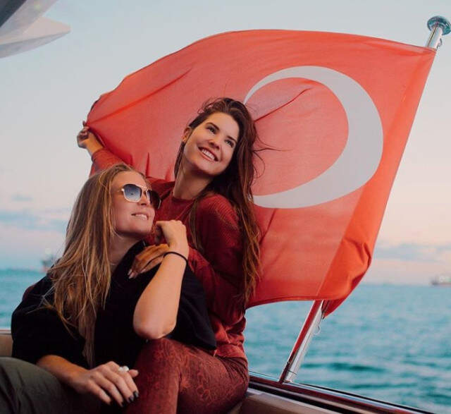 Türkiye'ye Gelen Amerikalı Yıldız Amanda Cerny, Nevşehir'de Köy Okuluna Boya Badana Yaptı