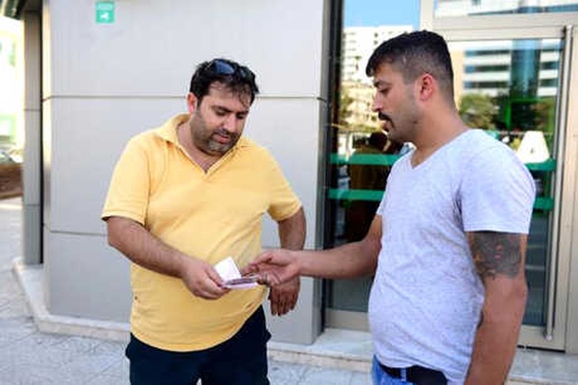 Taksi Şoförü, ATM'de Bulduğu 7 Bin 800 TL'yi Sahibine Teslim Etti