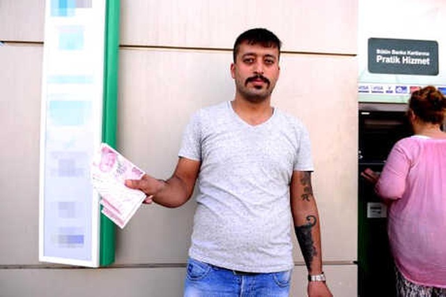 Taksi Şoförü, ATM'de Bulduğu 7 Bin 800 TL'yi Sahibine Teslim Etti