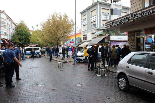 Bahçelievler'de Silahlı Saldırgan 3 Kişiyi Vurup Kayıplara Karıştı Bahçelievler'de Silahlı Saldırgan 3 Kişiyi Vurup Kayıplara Karıştı