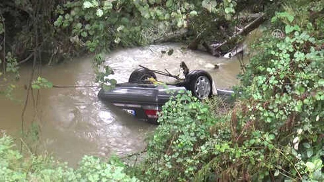 Dereye Düşen Otomobilin Kayıp Sürücüsü Ekipleri Alarma Geçirdi