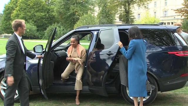 Düşes Meghan Markle'ın Kapısını Kendisinin Kapatması Tartışma Yarattı