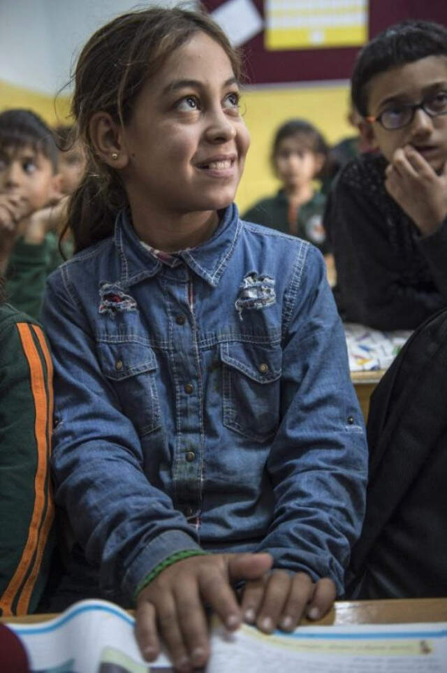 Kağıt Toplama Aracında Boyama Kitabı Karalayan Halime, Okullu Oldu Kağıt Toplama Aracında Boyama Kitabı Karalayan Halime, Okullu Oldu