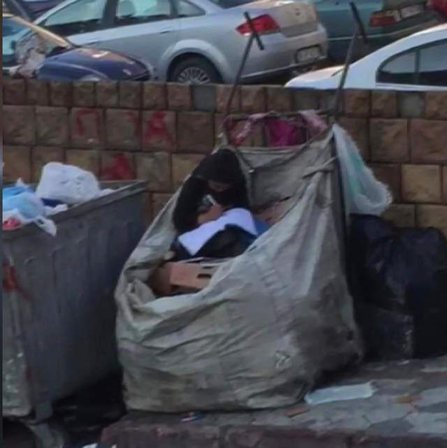 Kağıt Toplama Aracında Boyama Kitabı Karalayan Halime, Okullu Oldu Kağıt Toplama Aracında Boyama Kitabı Karalayan Halime, Okullu Oldu