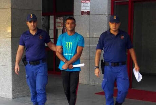 Cani Adam, Başka Biriyle Mesajlaşırken Gülücük Gönderen Kız Arkadaşını Bıçakladı