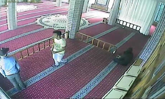 Hırsızlar, Önce Namaz Kıldı Ardından Sadaka Kutusundaki 500 Lirayı Çaldı