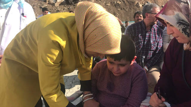 AK Parti Erzurum Milletvekili Zehra Taşkesenlioğlu, Töreni Bırakıp Zihinsel Engelli Çocuğun Yanına Koştu AK Parti Erzurum Milletvekili Zehra Taşkesenlioğlu, Töreni Bırakıp Zihinsel Engelli Çocuğun Yanına Koştu