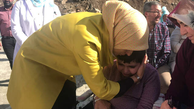 AK Parti Erzurum Milletvekili Zehra Taşkesenlioğlu, Töreni Bırakıp Zihinsel Engelli Çocuğun Yanına Koştu AK Parti Erzurum Milletvekili Zehra Taşkesenlioğlu, Töreni Bırakıp Zihinsel Engelli Çocuğun Yanına Koştu