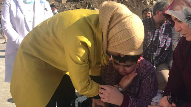 AK Parti Erzurum Milletvekili Zehra Taşkesenlioğlu, Töreni Bırakıp Zihinsel Engelli Çocuğun Yanına Koştu AK Parti Erzurum Milletvekili Zehra Taşkesenlioğlu, Töreni Bırakıp Zihinsel Engelli Çocuğun Yanına Koştu