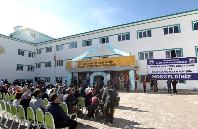 AK Parti Erzurum Milletvekili Zehra Taşkesenlioğlu, Töreni Bırakıp Zihinsel Engelli Çocuğun Yanına Koştu AK Parti Erzurum Milletvekili Zehra Taşkesenlioğlu, Töreni Bırakıp Zihinsel Engelli Çocuğun Yanına Koştu