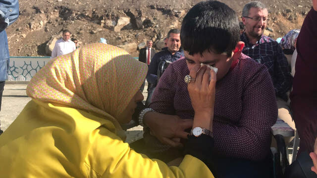 AK Parti Erzurum Milletvekili Zehra Taşkesenlioğlu, Töreni Bırakıp Zihinsel Engelli Çocuğun Yanına Koştu AK Parti Erzurum Milletvekili Zehra Taşkesenlioğlu, Töreni Bırakıp Zihinsel Engelli Çocuğun Yanına Koştu