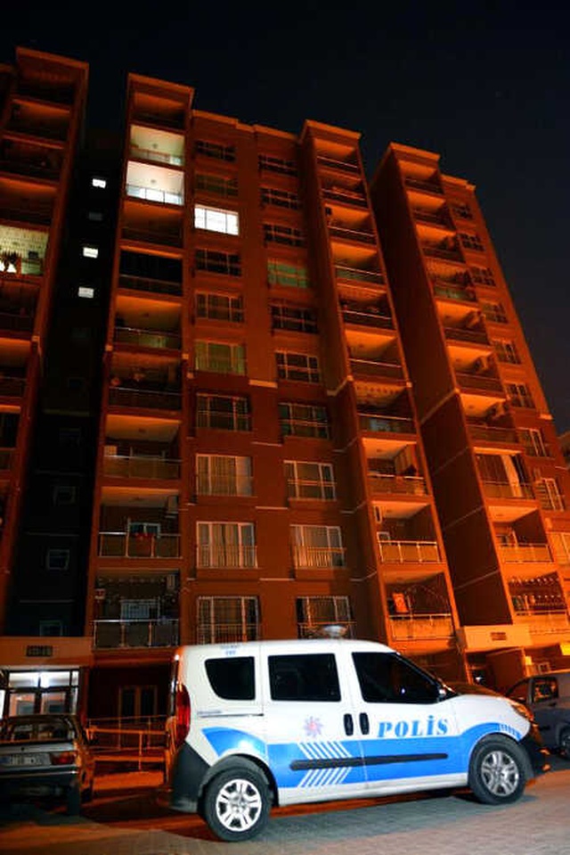 Adana'da Apartman Dairesinde Defalarca Bıçaklanan Genç Kadın, Ağır Yaralandı