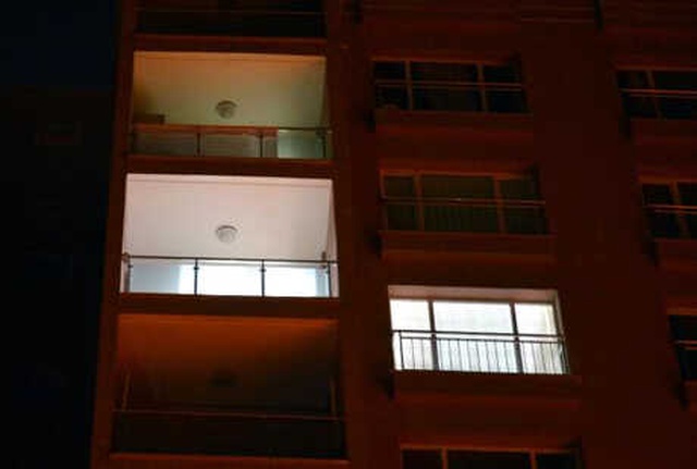 Adana'da Apartman Dairesinde Defalarca Bıçaklanan Genç Kadın, Ağır Yaralandı