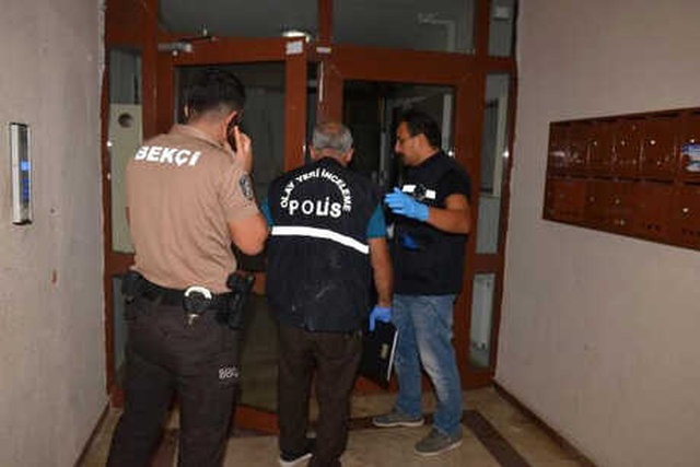 Adana'da Apartman Dairesinde Defalarca Bıçaklanan Genç Kadın, Ağır Yaralandı