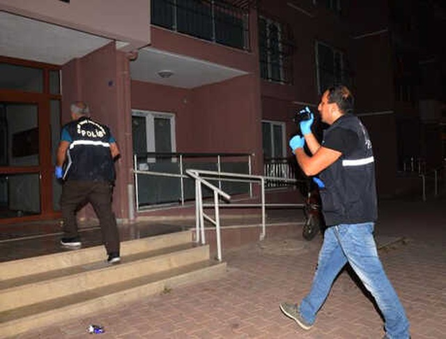 Adana'da Apartman Dairesinde Defalarca Bıçaklanan Genç Kadın, Ağır Yaralandı