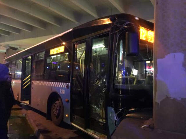 İstanbul'da Halk Otobüsü Köprünün Ayağına Çarptı: Çok Sayıda Yaralı Var