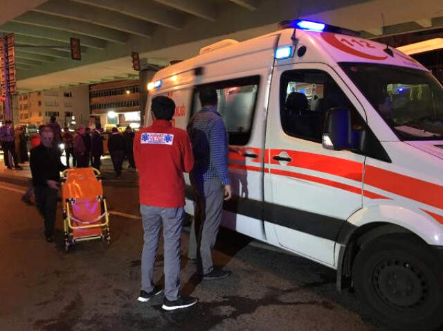 İstanbul'da Halk Otobüsü Köprünün Ayağına Çarptı: Çok Sayıda Yaralı Var