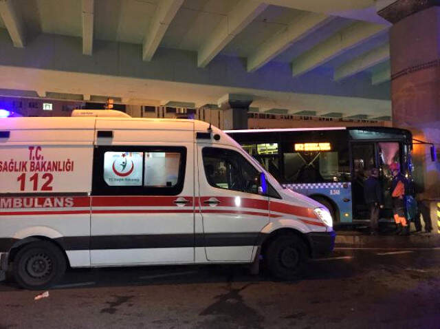 İstanbul'da Halk Otobüsü Köprünün Ayağına Çarptı: Çok Sayıda Yaralı Var